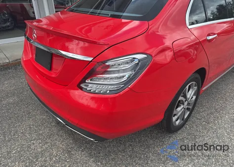 2016 Mercedes-Benz C 300 4Matic z USA, uszkodzony, nr VIN 55SWF4KB9GU114622